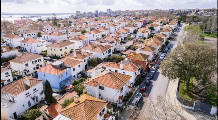 Lisbon Garden Stays, with BBQ, Easy Parking near Tejo, Fast Access to Alfama & Downtown — photo 3