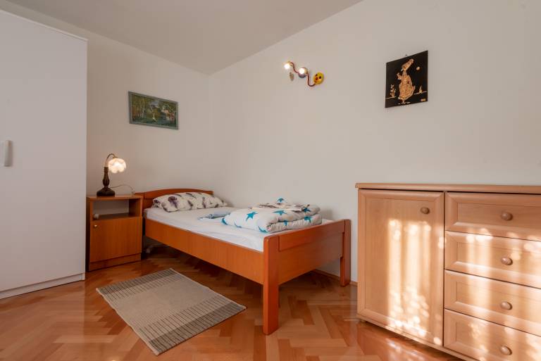 Holiday apartment with yard & patio | Garden view — photo 2