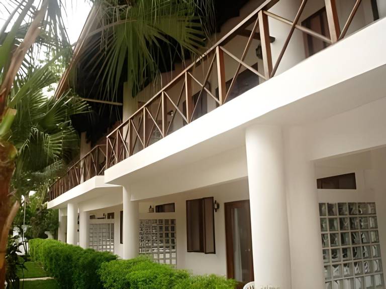 Serviced apartment with yard, terrace & pool in Puntarenas