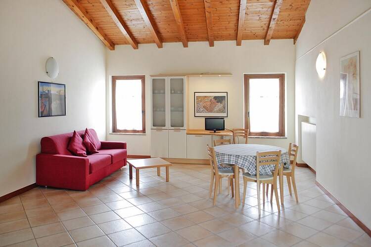 Holiday apartment with patio & pool — photo 5