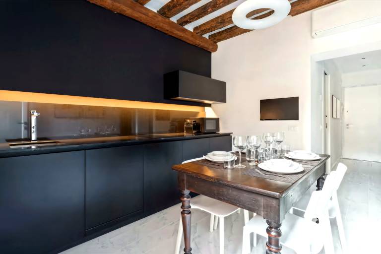 Dimora San Lorenzo — Private Courtyard Apartment with Optional Wellness Suite, Castello, Venice — photo 3