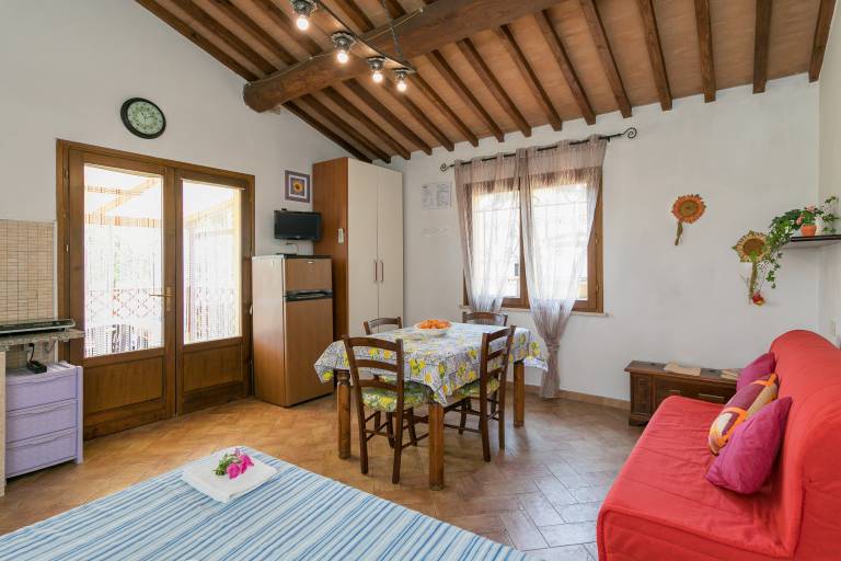 Farmhouse "Il Pino - Monolocale Lavanda" with Shared Pool, Private Terrace & Wi-Fi in Cecina