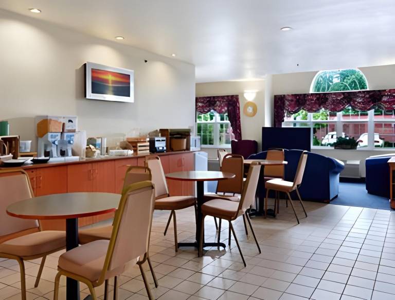 Americas Best Value Inn & Suites Racine — photo 3