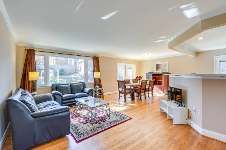 1 Mi to Greenbelt Park Family Apt w Shared Yard