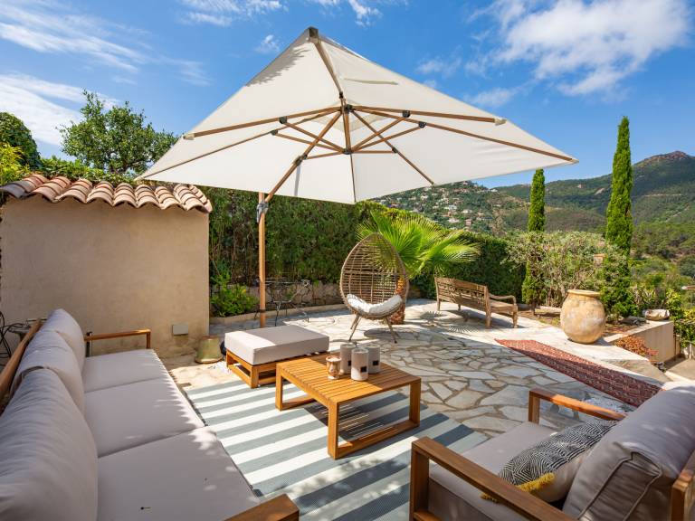 House with patio & yard — photo 5