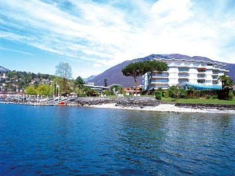 Apartment with pool & yard | Sea view in Losone