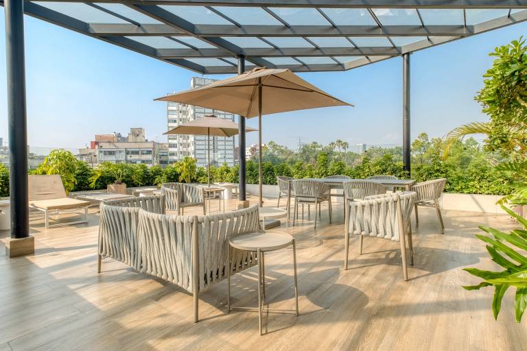 Luxury Soccer 2026 Stay &ndash; Rooftop Pool & AC