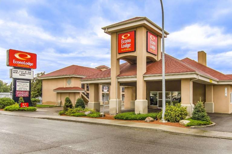 Econo Lodge Inn & Suites in Lethbridge, AB