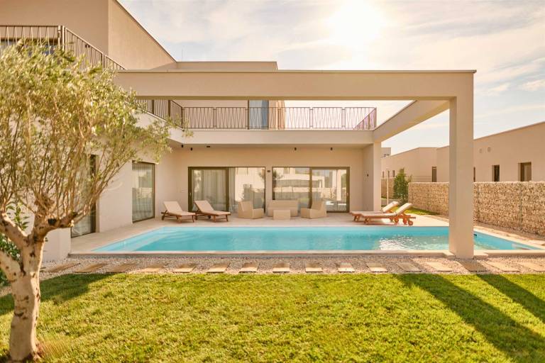 Villa with terrace & garden — photo 2