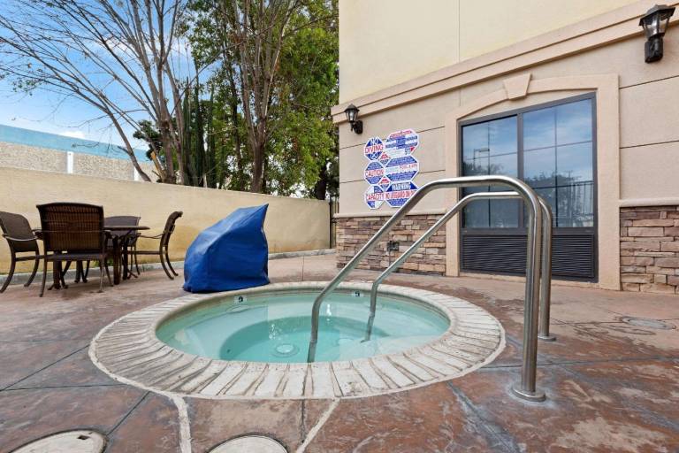La Quinta Inn & Suites by Wyndham NE Long Beach/Cypress — photo 5