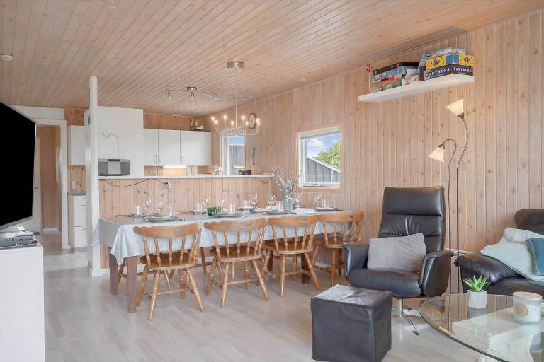 House with sauna, BBQ & patio | Pets are welcome — photo 3