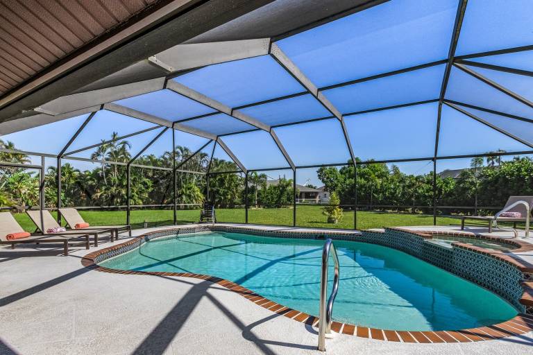 Vacation home with garden, grill & private pool — photo 3