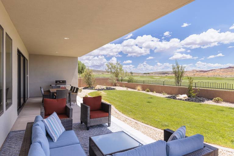 Vacation home with heated pool, BBQ & hot tub | Golf view — photo 3
