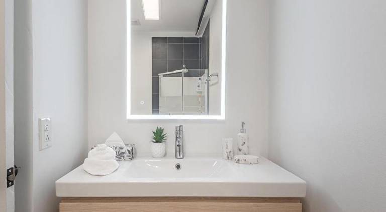 Luxurious 3BD Apt in heart of downtown 5 min walk to Bell Center — photo 2