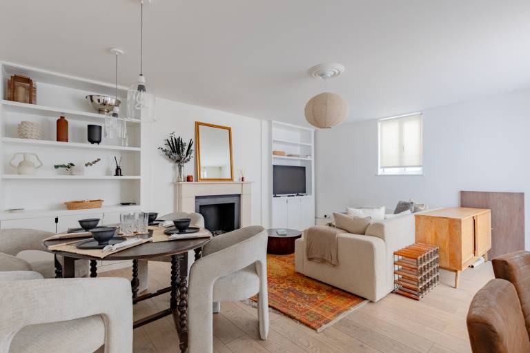 Pristine 2BD Flat with Private Patio Earls Court