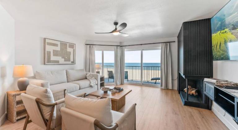 Newly Reno Beachfront Escape I Steps to Beach — photo 2
