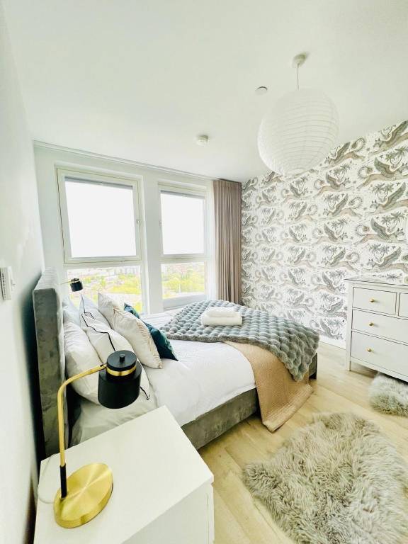 Stylish London Apartment Minutes from Excel & O2 Area — photo 2