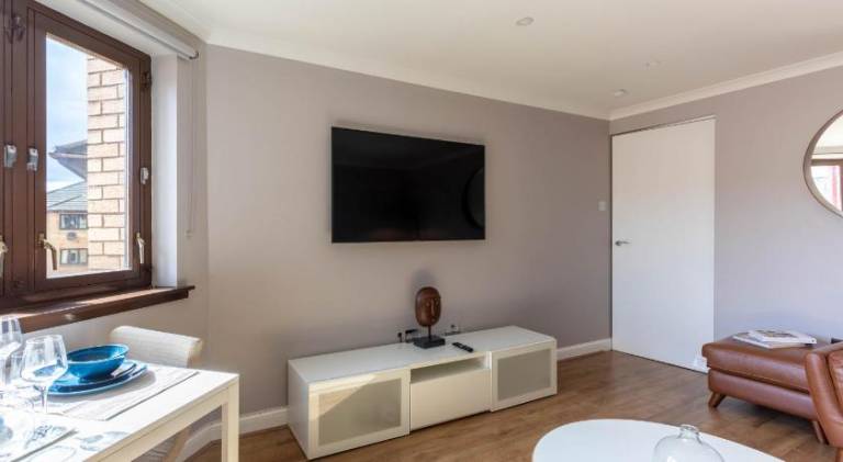 Stunning 1 Bed Merchant City Apartment with Parking — photo 2