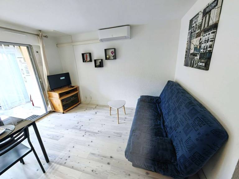 Apartment with pool — photo 3