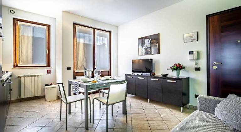 Charming serviced apartment with patio, pool & garden | Pet-friendly — photo 5