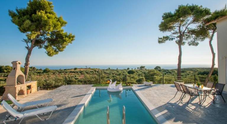 Villa with patio, garden & private pool | Pets allowed — photo 3