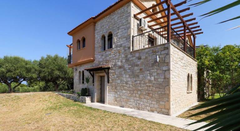 Villa with yard & terrace — photo 4