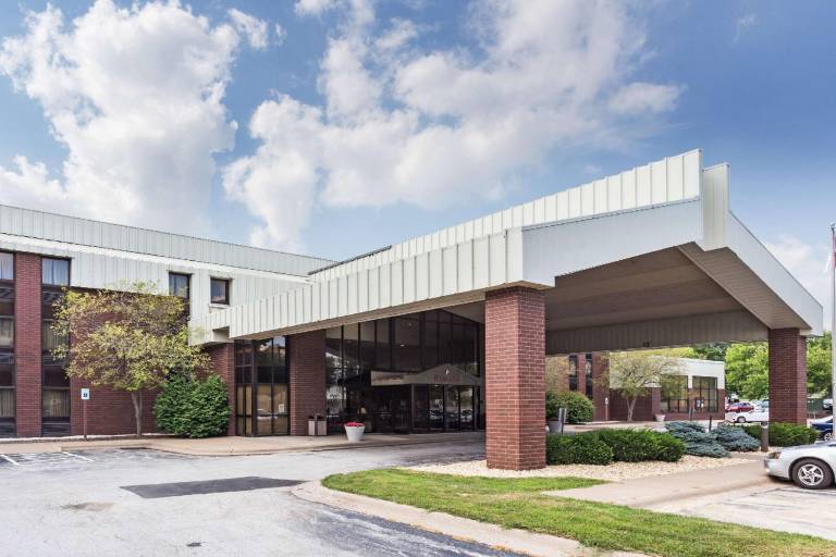 Ramada by Wyndham Bettendorf in Moline, IL