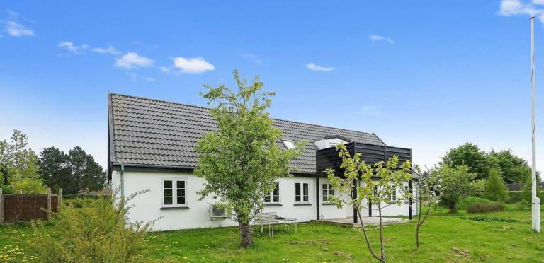 Renovated farmhouse by the beach on Møn in Stege