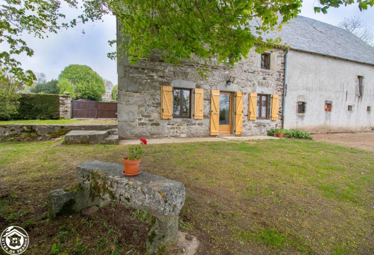 Gite with patio, grill & yard in Riom