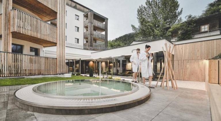 Family-oriented wonderful serviced apartment with garden, pool & jacuzzi | Pets are welcome — photo 4