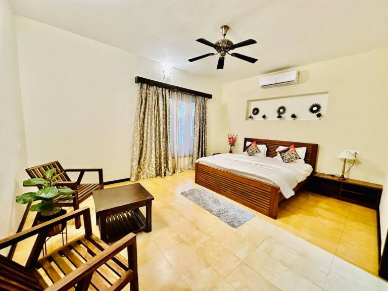 Waterfront Baga Beach Villa with Private Pool — photo 2