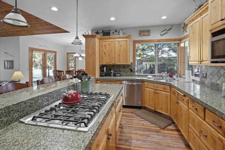 11 Vine Maple - Pool Table, Bikes, Luxury Lodge, A/C, SHARC Passes, Hot Tub — photo 2
