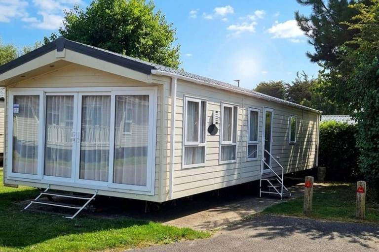 Lodge with pool & garden in Great Yarmouth
