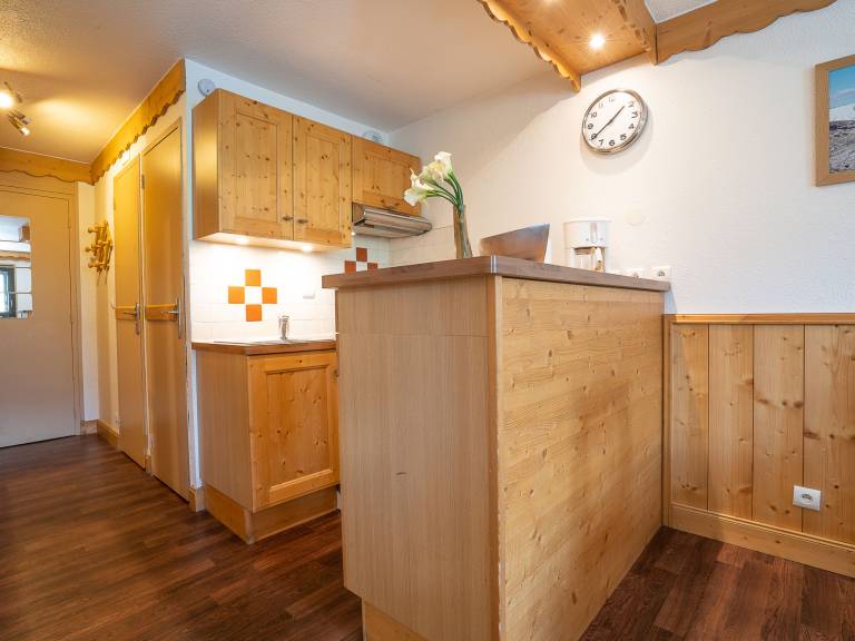 Family-oriented beautiful rental apartment with patio | Mountain view | Close to the ski | Pet-friendly — photo 2