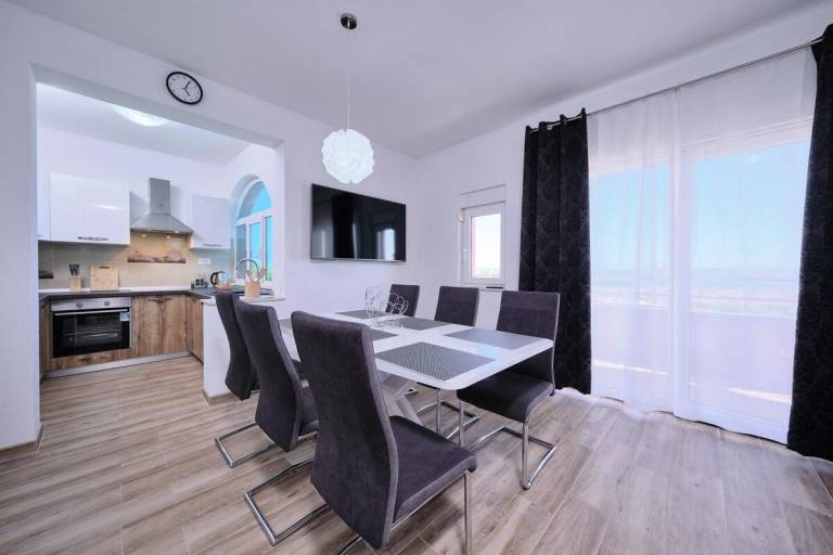 House with terrace, private pool & grill | Perfect for remote work | Pet-friendly — photo 3