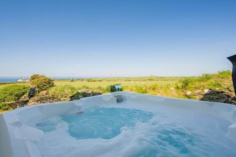 Cottage with yard, barbeque & jacuzzi | Water view — photo 2