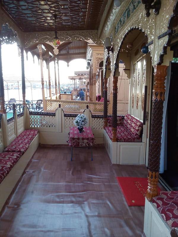 Young Holly Wood Houseboat — photo 2
