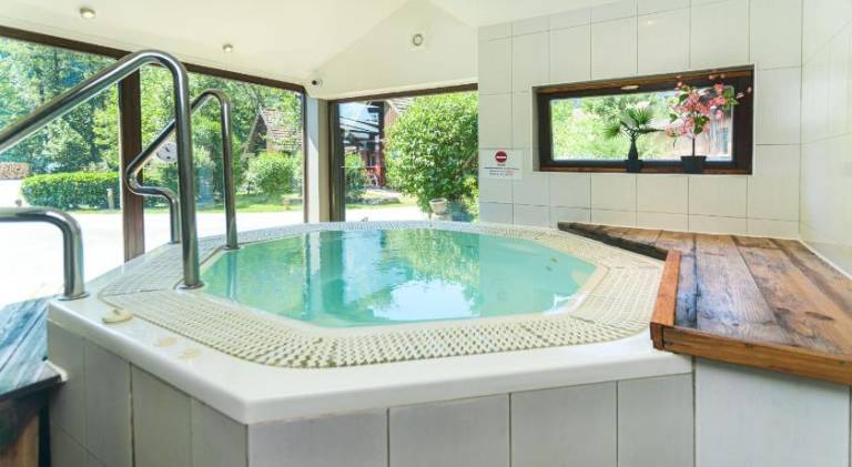 Chalet with jacuzzi, terrace & barbecue — photo 5