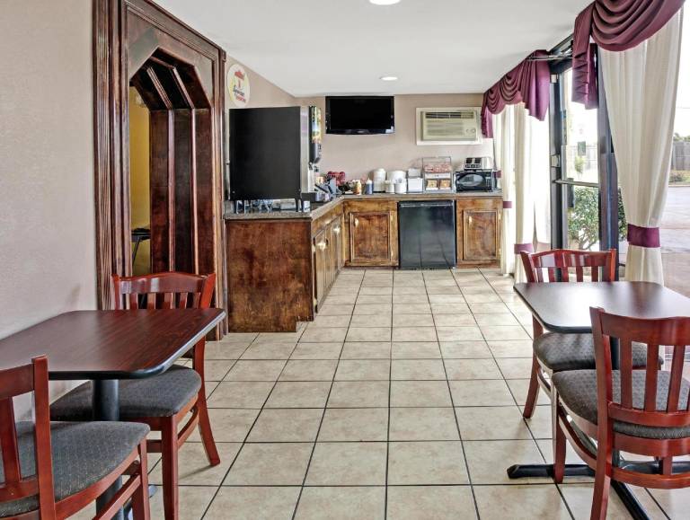 Super 8 By Wyndham Shawnee — photo 3