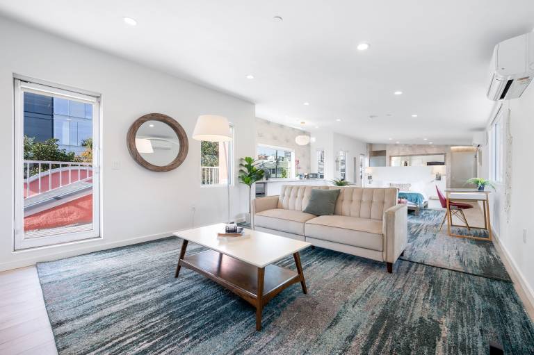 Prime Walkable Hollywood Location Studio w Balcony Day Dreams by AvantStay