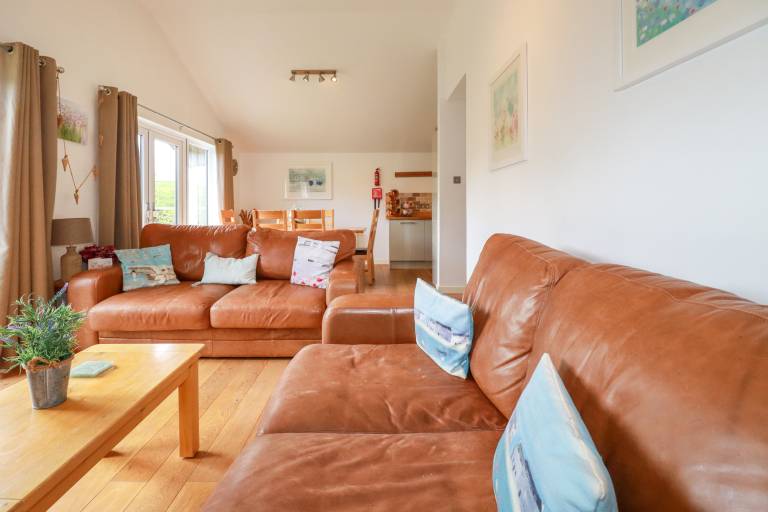 Family-friendly beautiful cottage with hot tub, patio & yard | Pets are welcome — photo 3