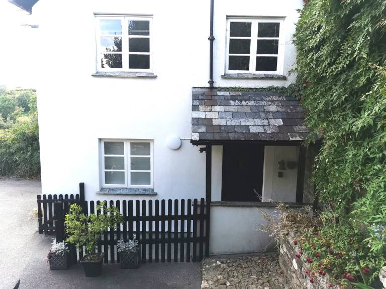 Cottage with garden — photo 2
