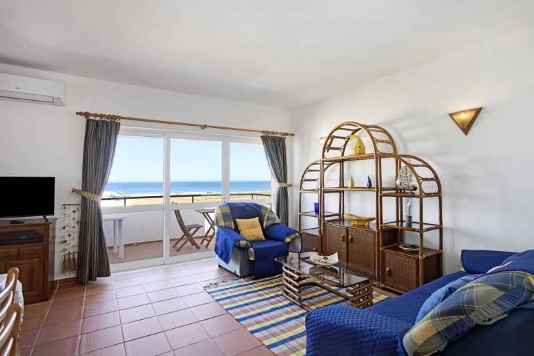 Pet-Friendly Apartment Meia Praia by the Beach & Wi-Fi — photo 2