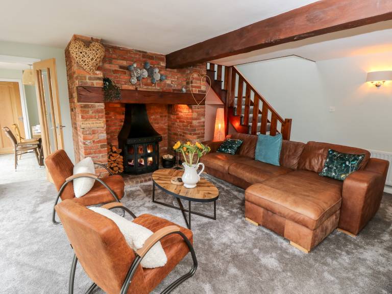Fully equipped lovely cottage with yard & hot tub | Pets are welcome — photo 4