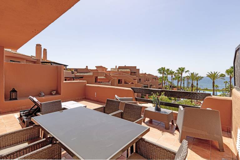 Exclusive, Pet-Friendly Frontline Beach Penthouse with Pool, Terrace & Wi-Fi — photo 5