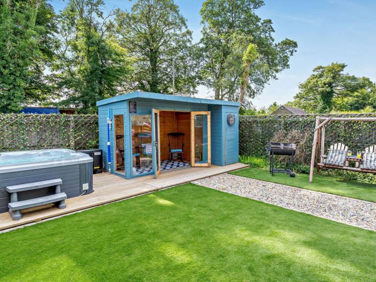 Cottage with hot tub, yard & barbeque — photo 5