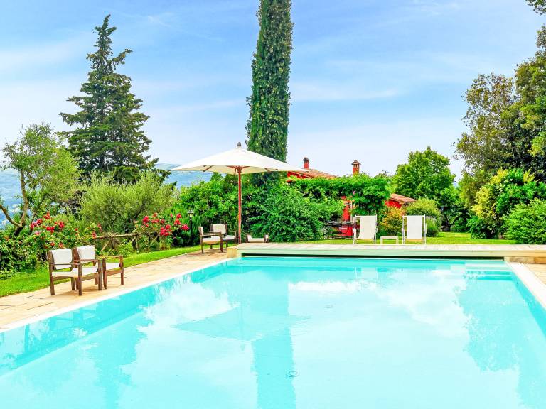 Fully equipped beautiful vacation home with barbecue, yard & jacuzzi | Pet-friendly — photo 3