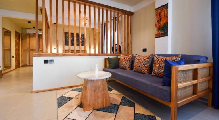 Serviced apartment with yard & patio — photo 4