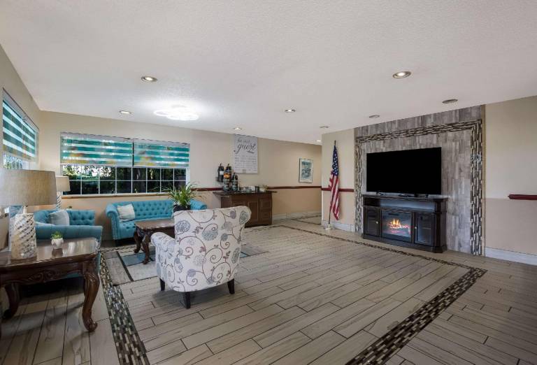 Quality Inn & Suites Medford Airport — photo 3