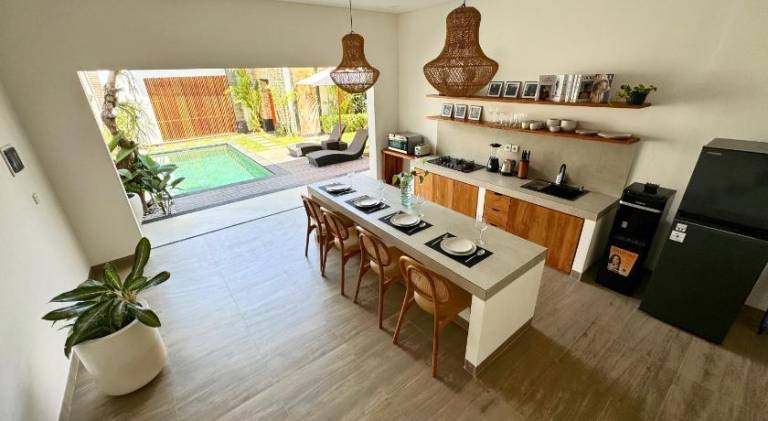 Villa with private pool, hot tub & yard — photo 4